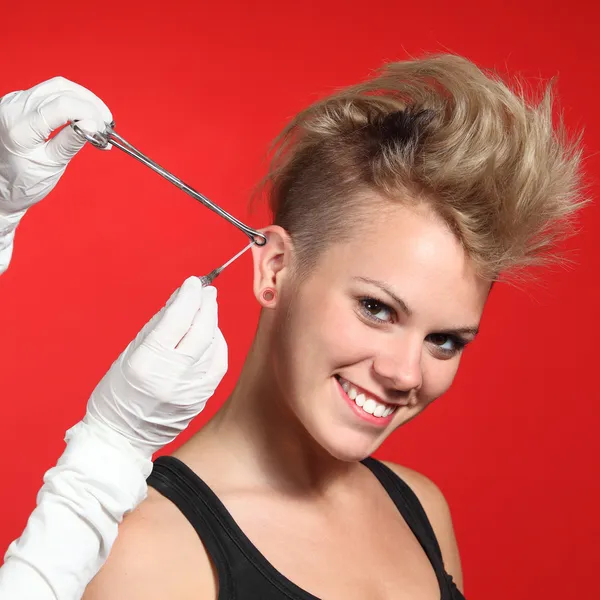 Профессиональные руки, делая пирсинг отверстие женщина мода — стоковое фото