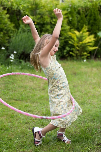 Маленькая девочка, играя с обруч — стоковое фото