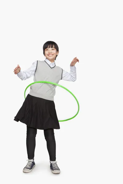 Девочка играет с обруч — стоковое фото