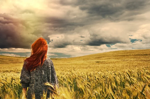 Моды молодые красные волосы женщина стоя назад открытый на breathtaki — стоковое фото