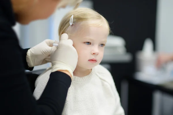 Маленькая девочка с пирсинг уха — стоковое фото