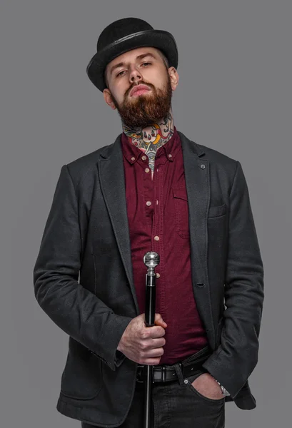 Бородатый татуированный парень с тростью — стоковое фото