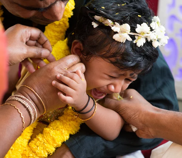 Традиционные индийские семьи прокалывание церемонии — стоковое фото