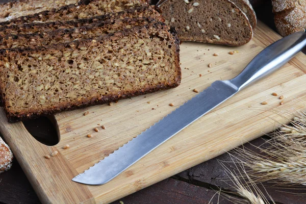 Хлеб черный breadsliced — стоковое фото