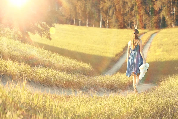 Девушка прогуливается в поле — стоковое фото