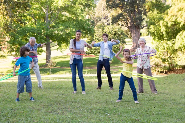 Расширенная семья, игра с хула-хупами — стоковое фото
