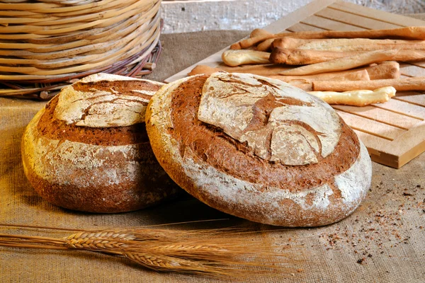 Пшеницы и деревенский хлеб — стоковое фото