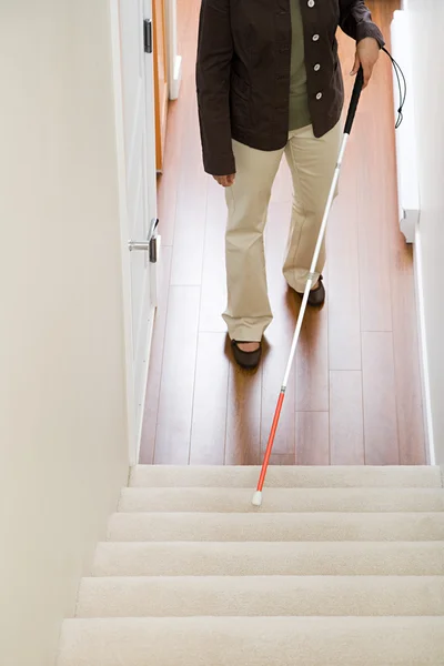 Слепая женщина, используя трость на лестнице — стоковое фото