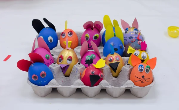 Многие окрашены красочные пасхальные яйца в трее — стоковое фото