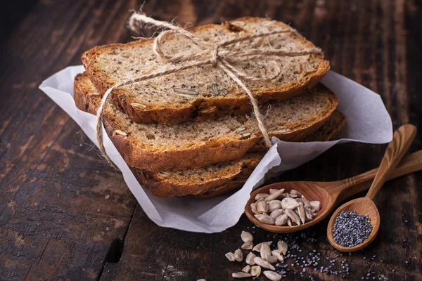 Ломтики домашний темный ароматные свежий хлеб с маком, лен, подсолнечник и тыквы — стоковое фото
