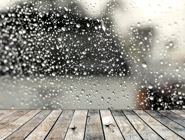 Деревянный пол с дождливым снижением на фоне зеркала — стоковое фото