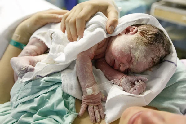 Мать, обнимать vernix покрыты новорожденного — стоковое фото