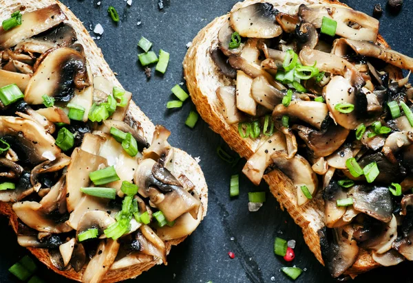 Вкусные бутерброды с жареные грибы и лук зеленый — стоковое фото