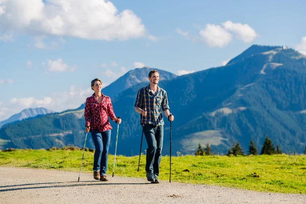 Пара делает ходьба осуществлять в горах — стоковое фото