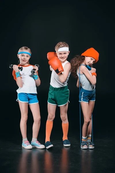 Активные дети со спортивным оборудованием — стоковое фото