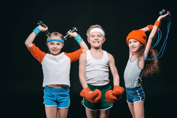 Активные дети со спортивным оборудованием — стоковое фото