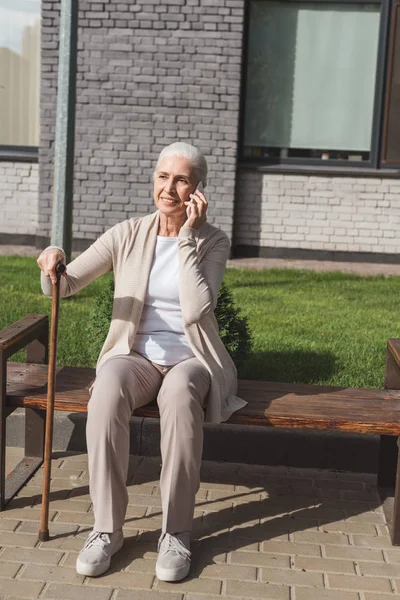 Старший женщина, говорить на смартфоне — стоковое фото