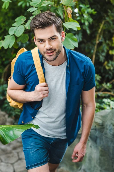 Улыбающийся Молодой Человек Стильная Одежда Рюкзаком Прогулки Парке — стоковое фото