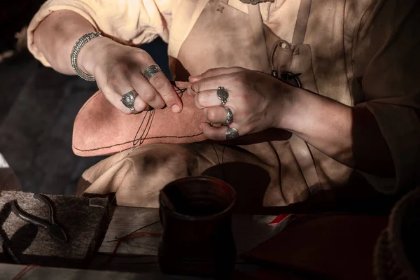 Shoe master sews shoes and leather. — стоковое фото