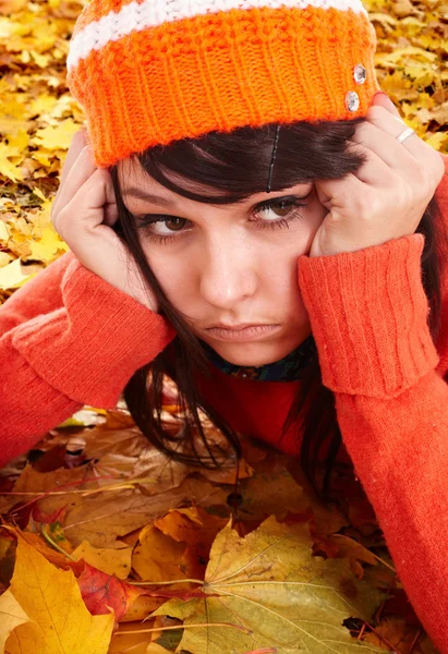 Девушка в оранжевый шляпе на листьях. Осенняя депрессия — стоковое фото