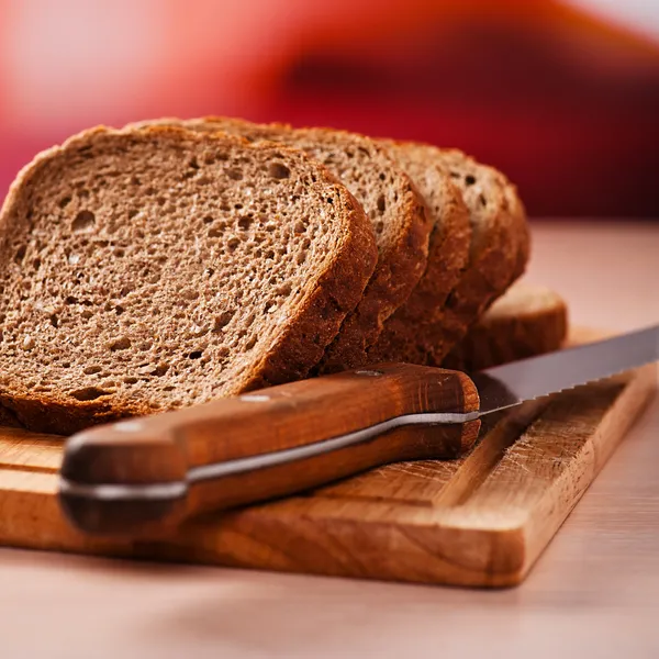 Ржаной хлеб на кухонном столе — стоковое фото