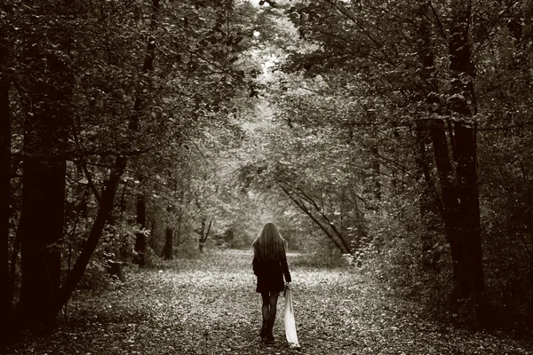 Одинокая женщина печальный по лесной дороге — стоковое фото