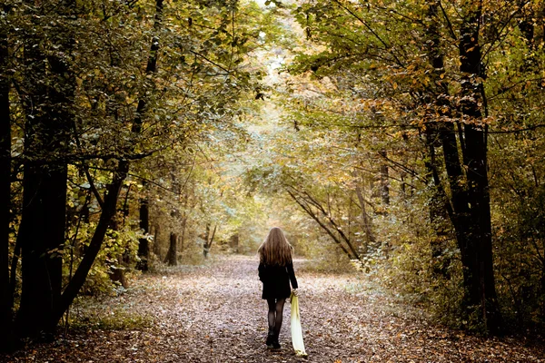 Грустно женщина, ходить в одиночку в лесу — стоковое фото