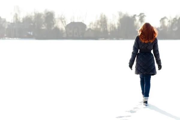 Красивая девушка, ходить на замерзшее озеро — стоковое фото