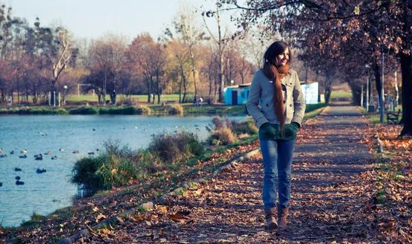 Тонкая девушка в парке — стоковое фото