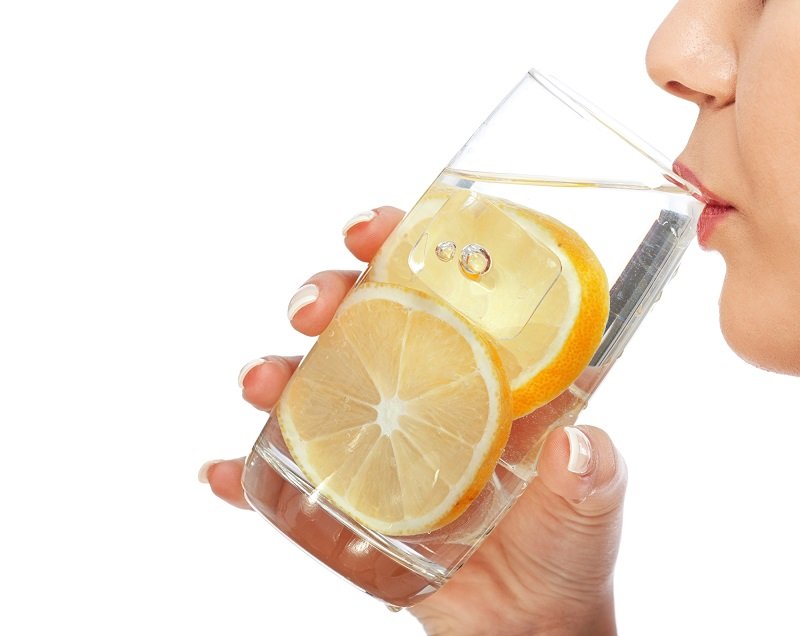 теплая вода с лимонным соком