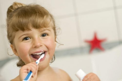 Чистка зубов ребенка